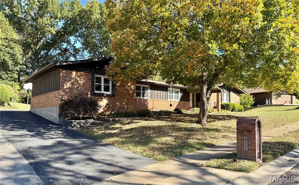 Property Photo: 655 Hunters Ridge Drive MO 63135