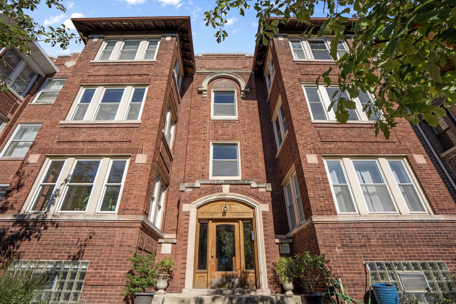 Property Photo:  846 W Gunnison Street 2W  IL 60640 