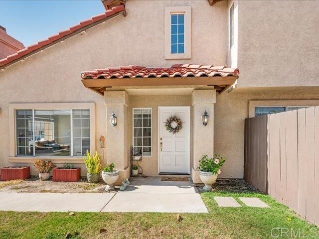 Property Photo: 1527 Avenida Rosa CA 91911