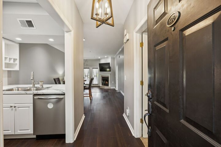 Property Photo:  136 W End Pl  TN 37205 