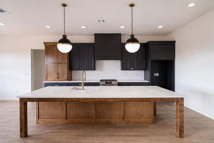 Property Photo:  2541 S May Avenue  OK 73044 