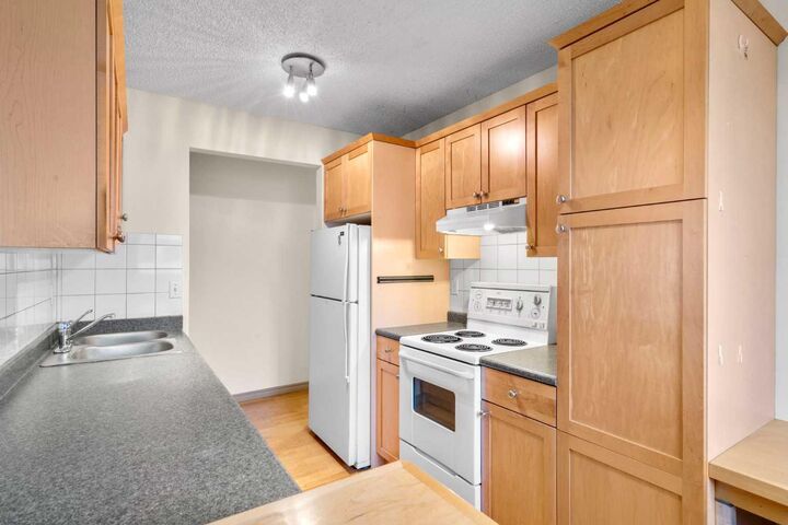 Property Photo:  2512 15 Street SW 6  AB T2T 3Z5
