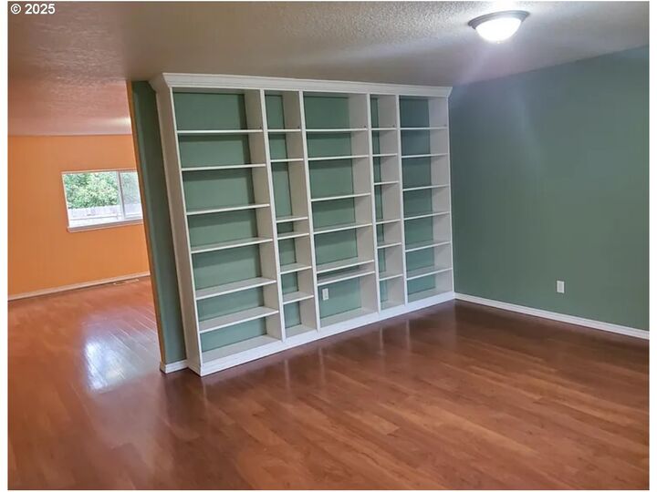 Property Photo:  6011 NE Mason St  OR 97218 