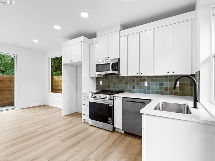 Property Photo: 8416 SE Clay St 4 OR 97216