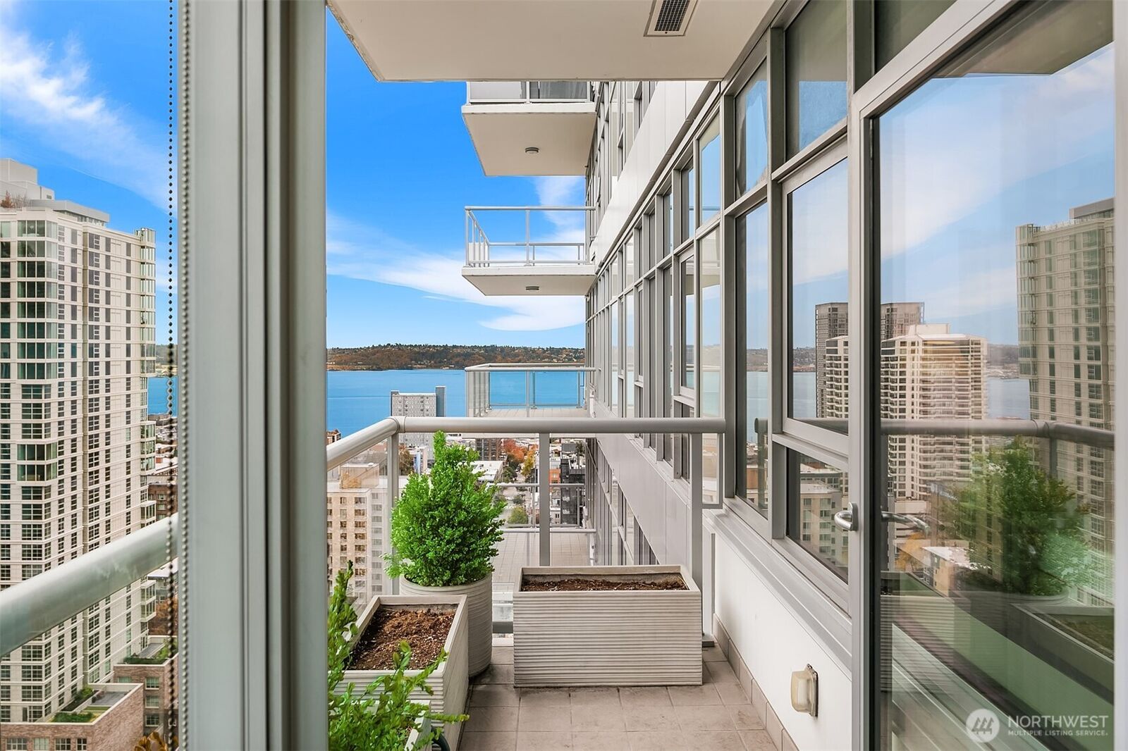 Property Photo: 588 Bell St 2405S WA 98121