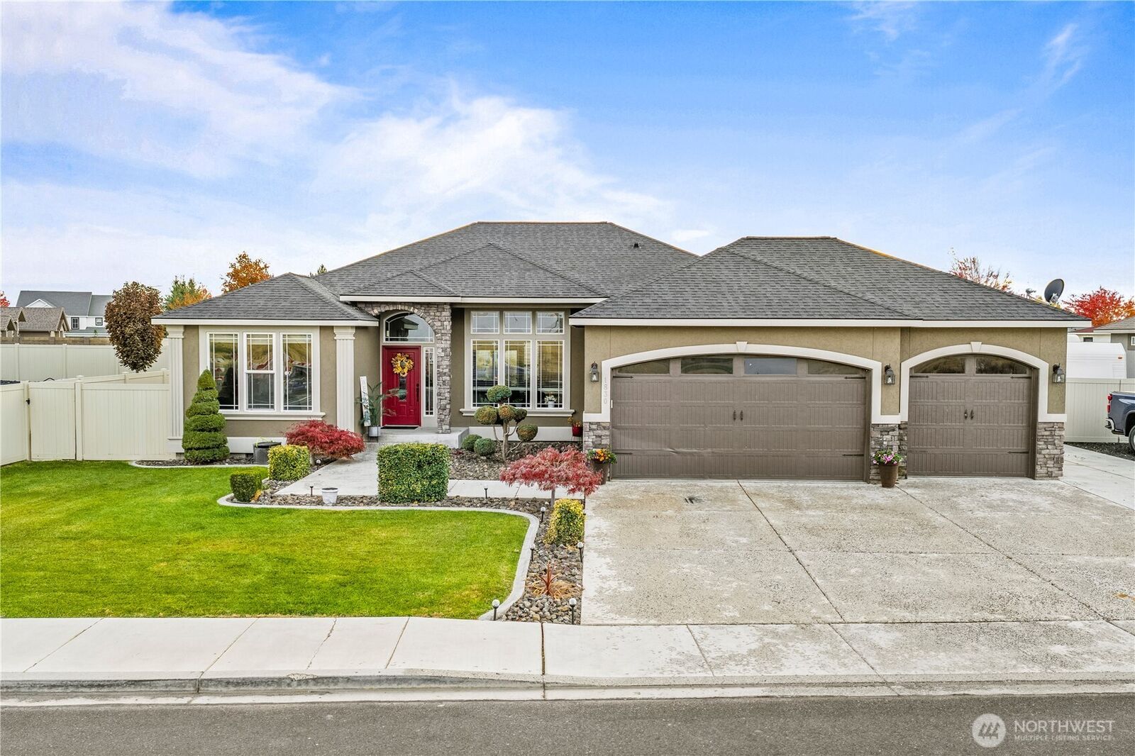Property Photo: 1830 E Madera Street WA 99344
