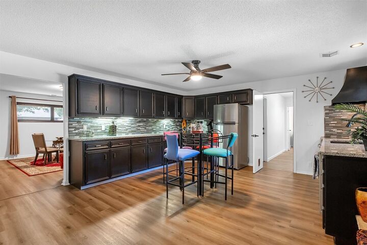 Property Photo: 914 N Mission Rd KS 67206