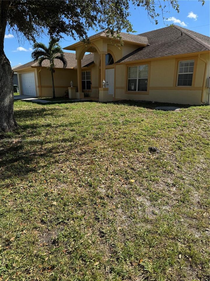 Property Photo: 726 SW McCracken Avenue FL 34953