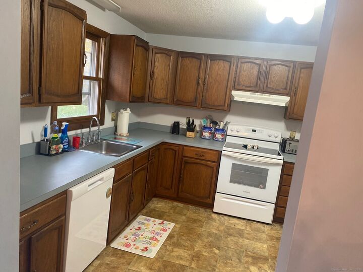 Property Photo:  27 Westview Terrace  CT 06085