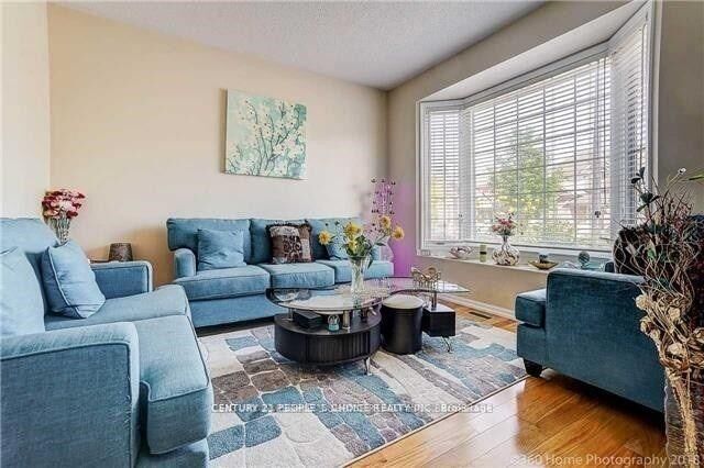 Photo de la propriété:  28 Meandering Trail E Main &Amp 2nd Floor  ON M1B 6E8 