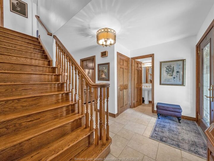 Photo de la propriété:  512 Cambridge Court  ON N8N 4B4