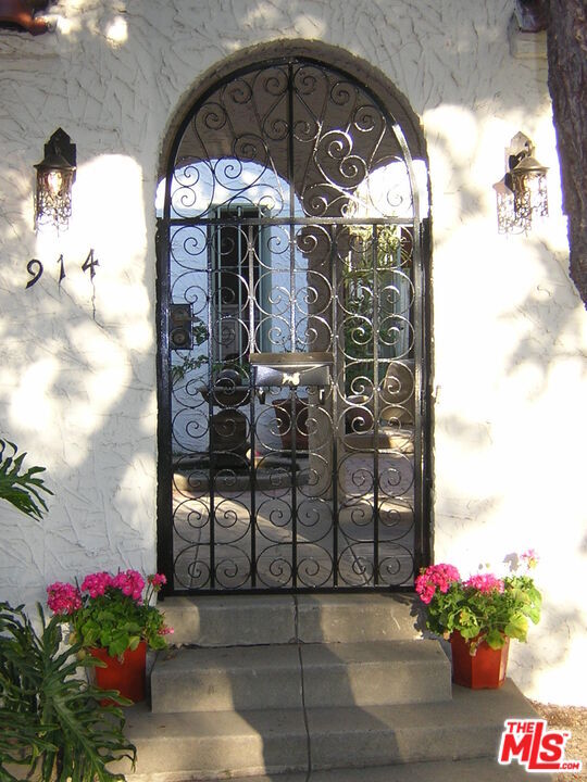 Property Photo: 914 S Burnside Ave CA 90036