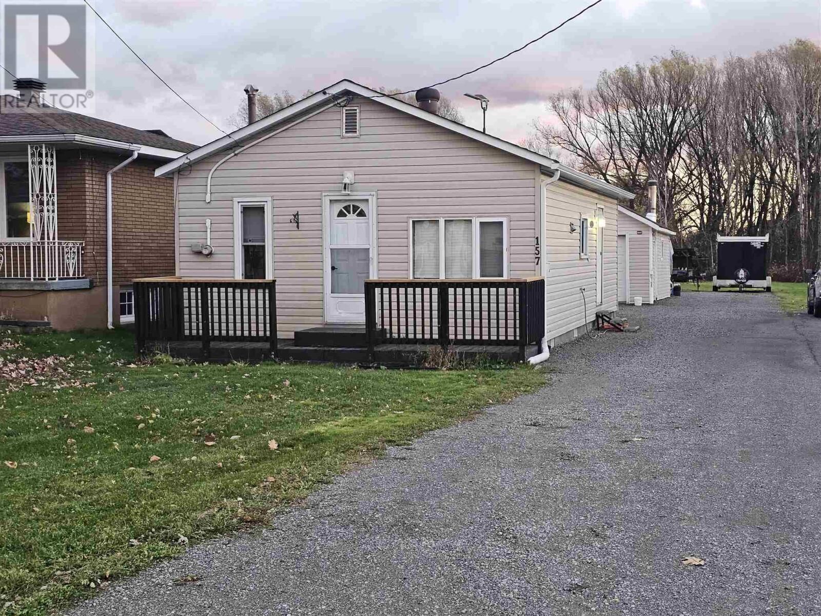 Photo de la propriété:  157 Churchill Ave  ON P6C 2P9 