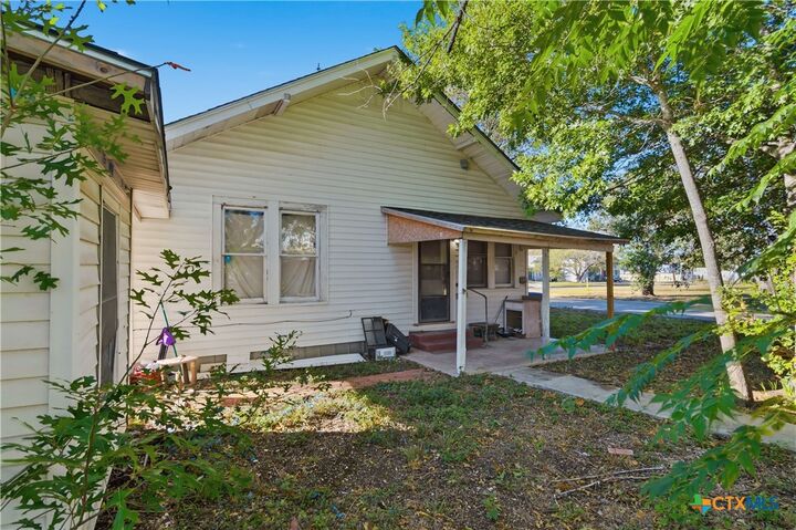 Property Photo:  603 E Court Street  TX 78155 
