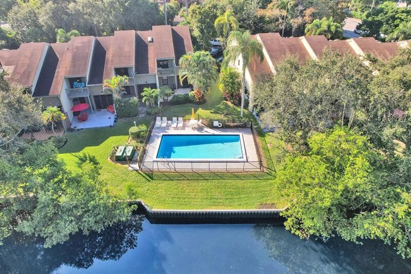 Property Photo: 81 NE 17th Ct FL 33305