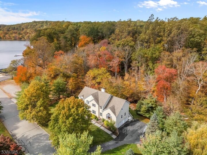 Property Photo:  4 Waterview Ln  NJ 07869 