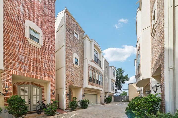 Property Photo: 5636 Kiam Street B TX 77007