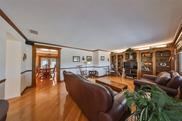 Property Photo:  1818 Danbury Drive  FL 33573 