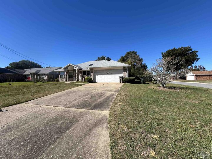 Property Photo: 915 Valley Ridge Dr FL 32514