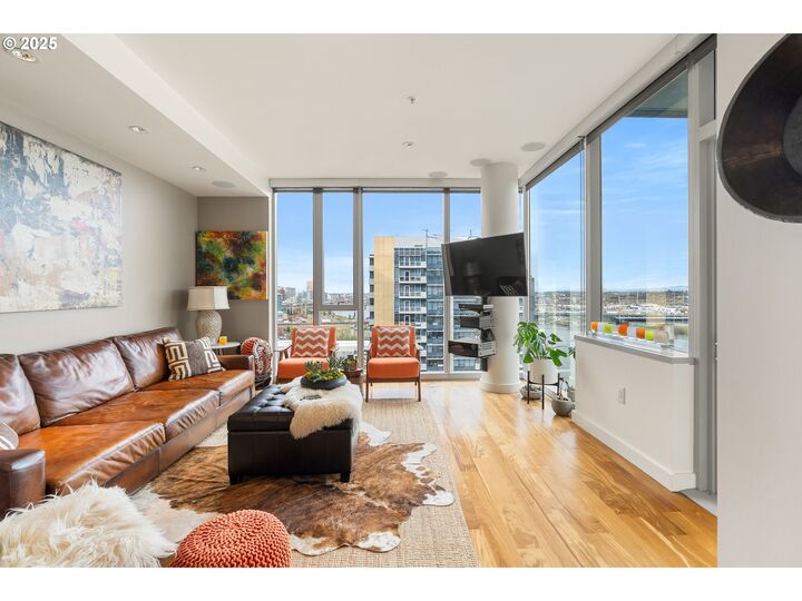 Property Photo:  841 S Gaines St 1804  OR 97239 