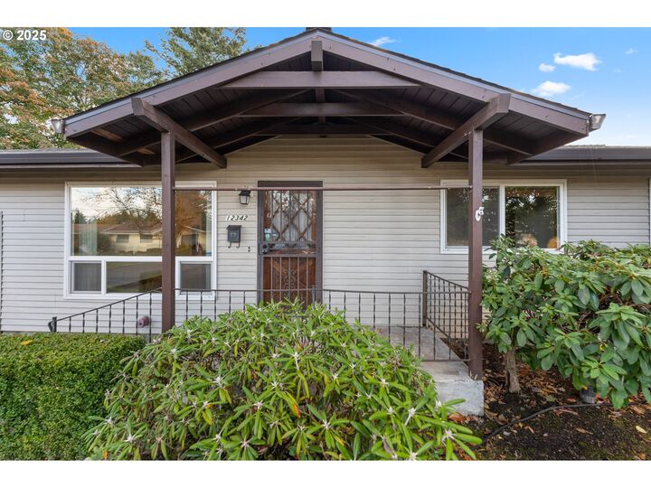 Property Photo: 12342 NE Knott St OR 97230