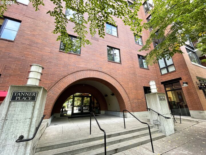 1030 NW Johnson St 424  Portland OR 97209 photo