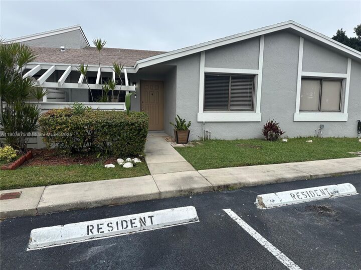 Property Photo:  603 Racquet Club Rd 2  FL 33326