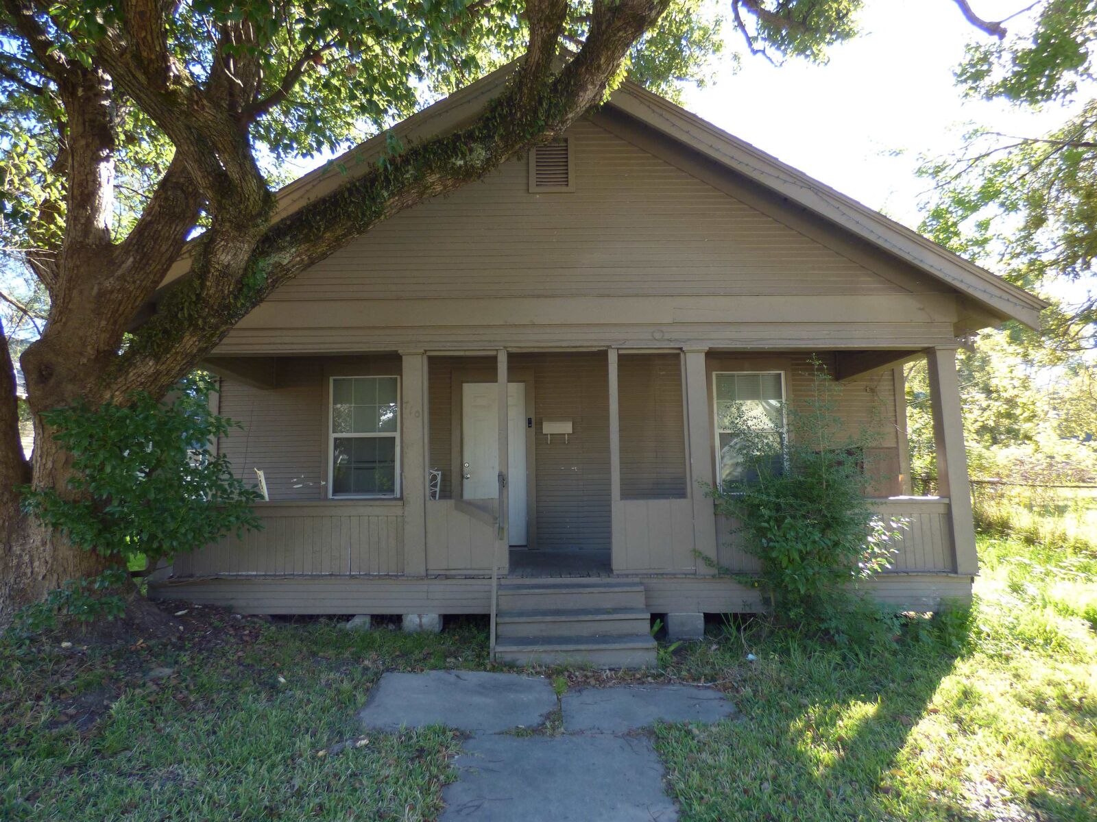 Property Photo: 710 12th St TX 77630