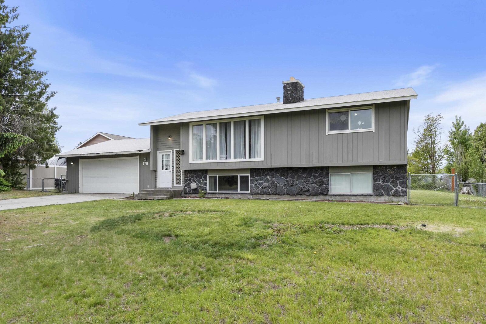 Property Photo: 1711 N McKee Rd WA 99016