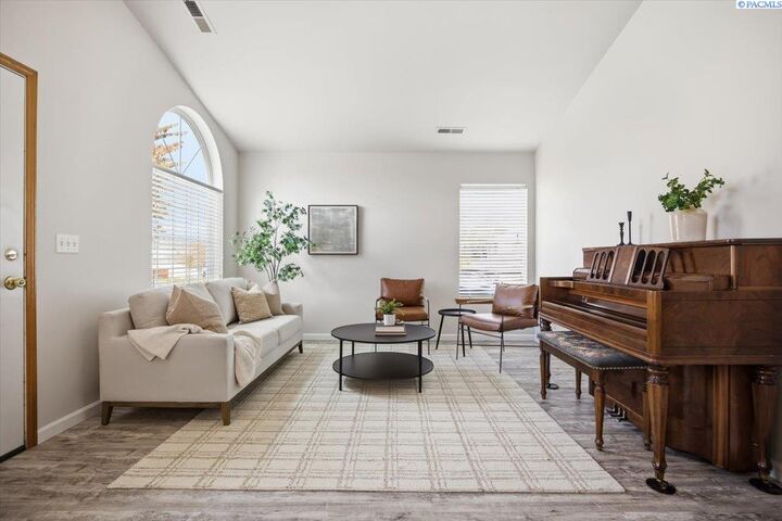 Property Photo:  3435 S Dennis St  WA 99337-3043 