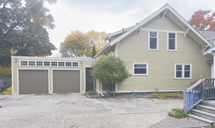 Property Photo: 805 Bancroft Court MI 48915