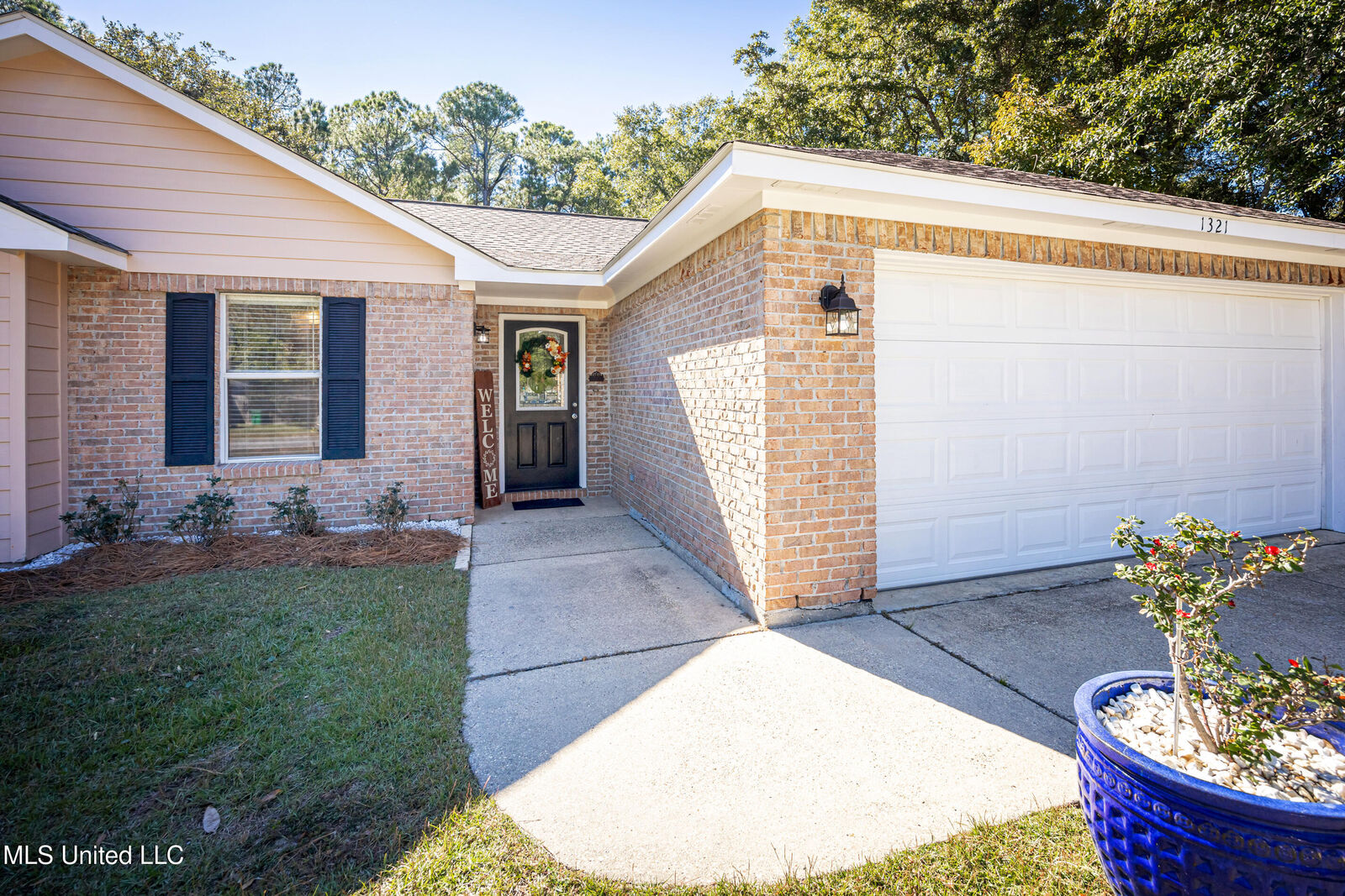 Property Photo:  1321 Oak Street  MS 39564 