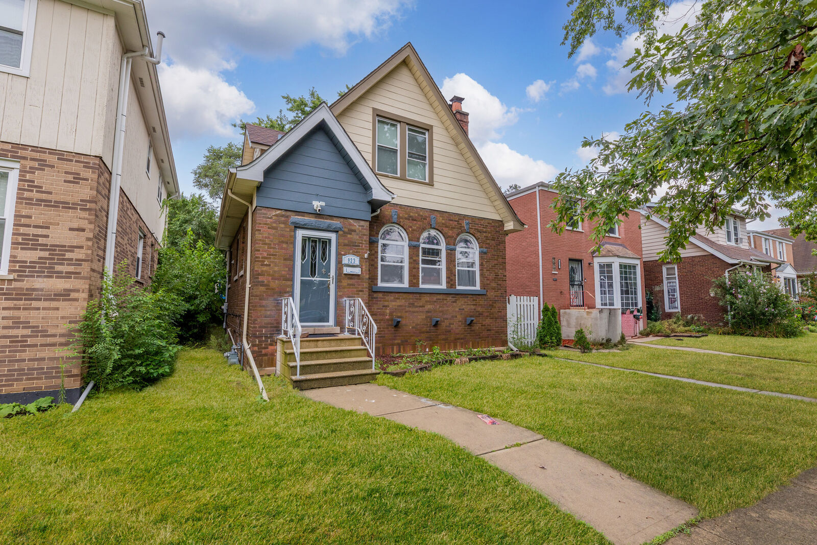 Property Photo: 923 Manchester Avenue IL 60154