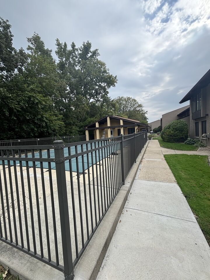 Property Photo: 1050 Holbrook Road 1H IL 60430