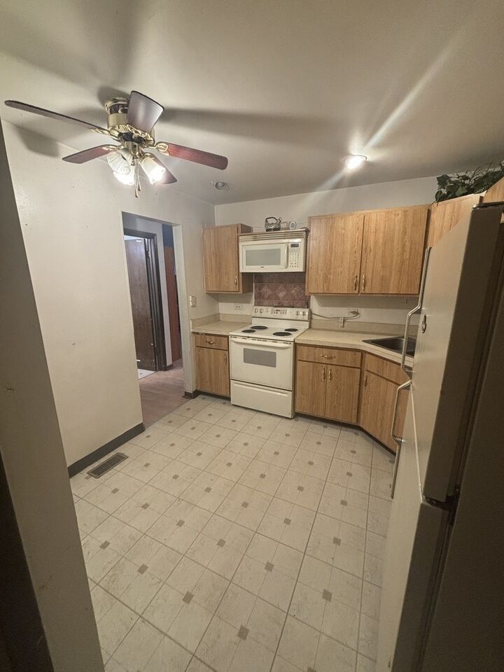 Property Photo:  1050 Holbrook Road 1H  IL 60430 