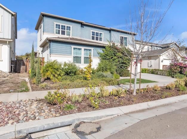 Property Photo: 1557 Huntington Way CA 95330