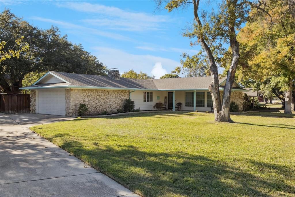 Property Photo: 6052 Wrigley Way TX 76133