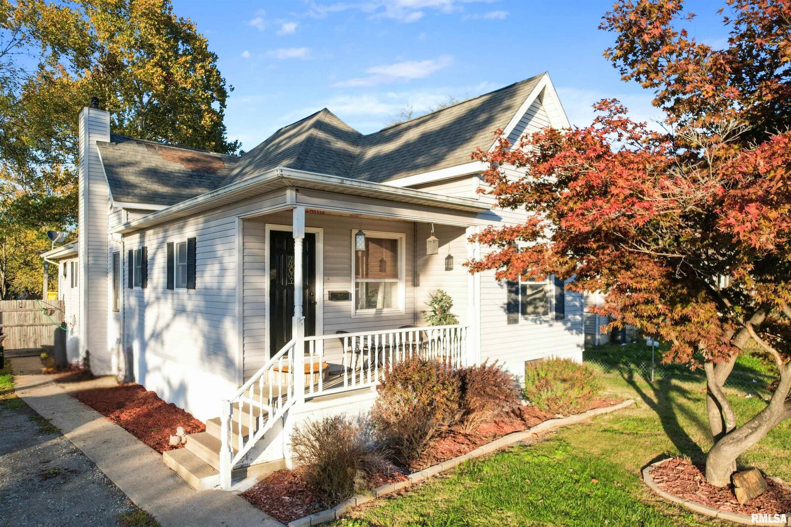 Property Photo:  203 E Saint Louis Street  IL 62896 