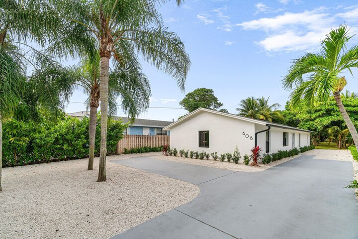 Property Photo:  608 SE 2nd Avenue  FL 33483 