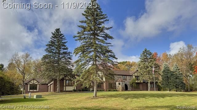 Property Photo: 303 E Snell Road MI 48306