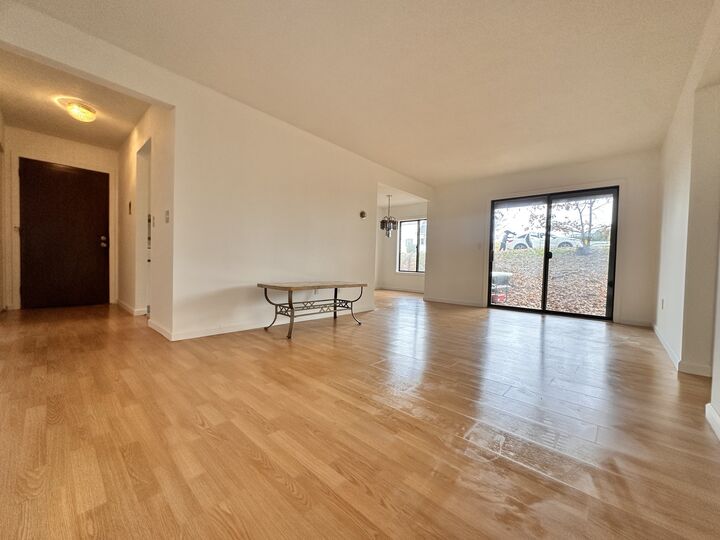 Property Photo:  15 Woodsedge Drive Apt 4B  CT 06111 