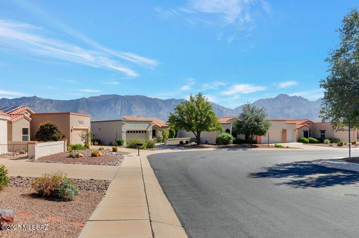 Property Photo: 1735 E Broken Bow Way AZ 85755