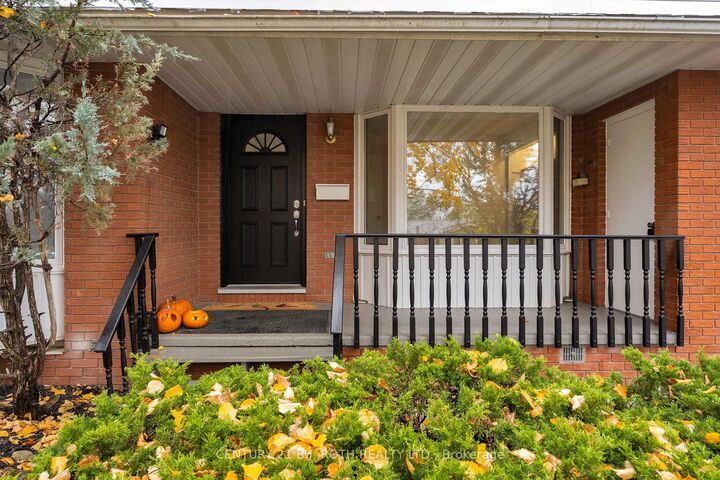 Property Photo:  4 White Pine Place  ON L4M 5L7 