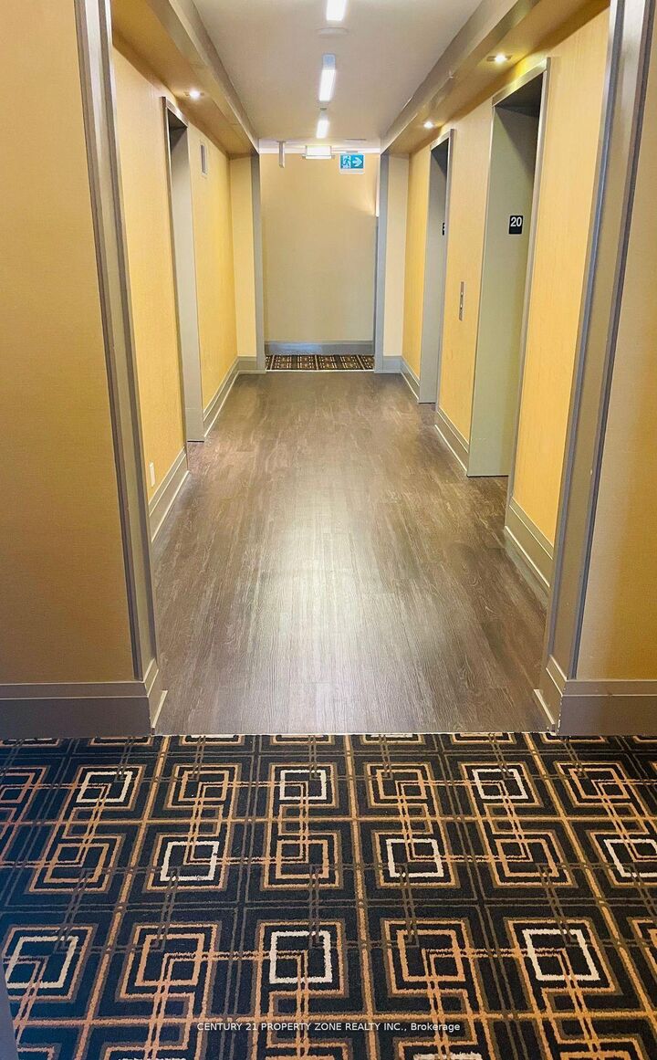 Photo de la propriété: 17 Zorra Street 2005 ON M8Z 4Z6