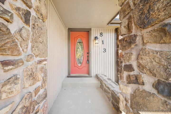 Property Photo:  813 E Teresa Avenue  OK 74066 