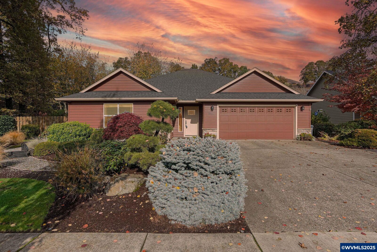 Property Photo: 2521 E Santiam St OR 97383