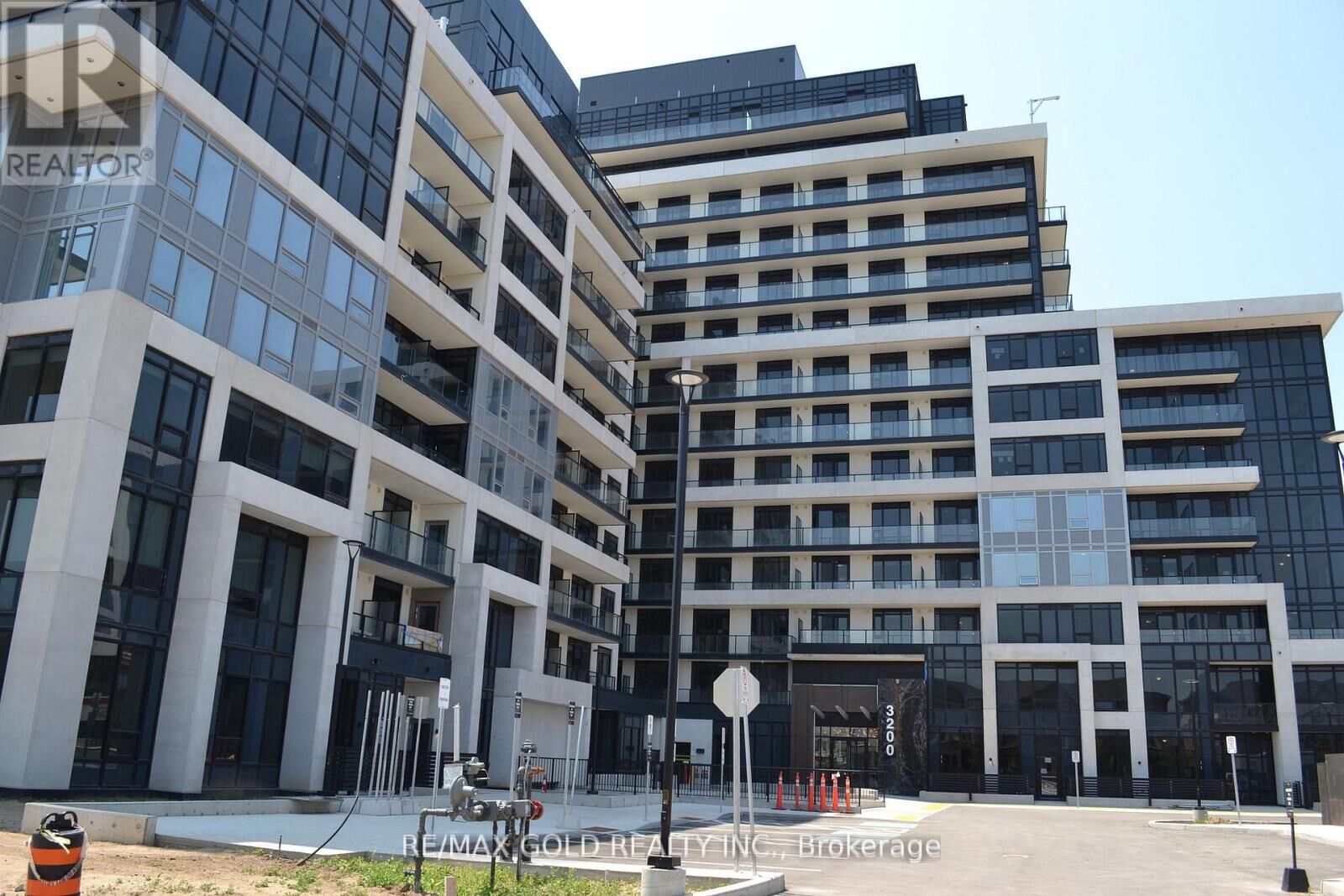 Property Photo: 3200 William Coltson Avenue 323 ON L6H 7W6