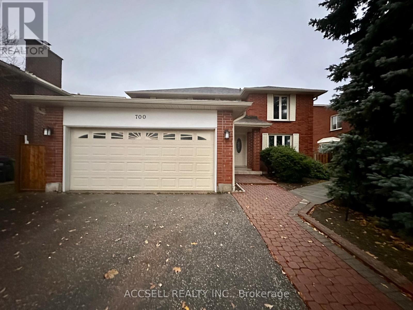 Property Photo:  700 Willowbank Trail  ON L4W 3L9 