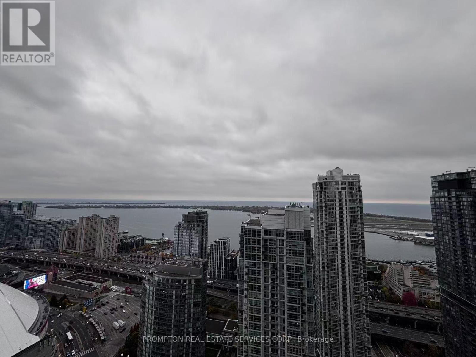 Property Photo:  1 Concord Cityplace Way 4707  ON M5V 0X3 