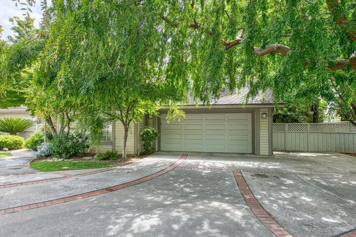 Property Photo:  9224 N Stoneridge Lane  CA 93720 